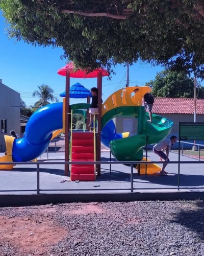 Prefeitura de Ponte Branca/MT continua instalando playgrounds para a garotada.